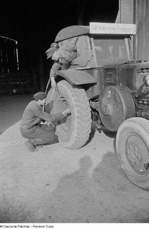 Traktoristen an einem Traktor