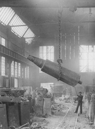 Ausheben eines 30-Tonnen-Blocks : Technikgeschichte | Technologie | Eisen und Stahl | Stahlwerk
