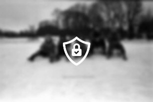 Schlosspark: fünf Mädchen auf Schlitten: hinten rechts Gottesbuden und Häuser: Bäume: Schnee: Winter: 20. Februar 1996