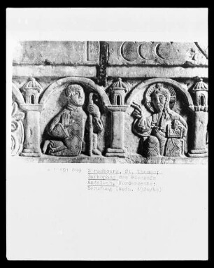 Vorderseite des Sarkophags: Berufung des Bischofs Adeloch