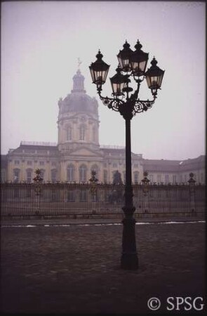Berlin, Schloss Charlottenburg, Laterne, Blick auf Altes Schloss.