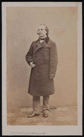 Porträt Fritz Weiss (1822-1893; Sänger, Schauspieler, Philologe). Albuminabzug auf Karton (Carte-de-visite mit Atelieraufdruck verso und recto, Widmung bezeichnet 20. Jan. 1862). Fotografie von Emil Römmler (firmiert bis 1863 unter dem Namen seines Vaters Carl Römmler)