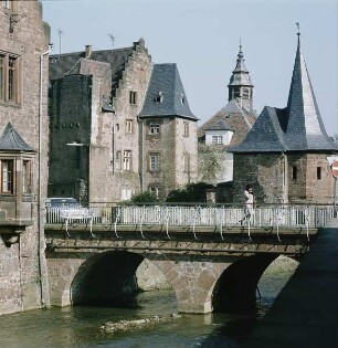 Büdingen. Steinernes Haus. Ansicht von Südwesten, rechts das Schlaghaus