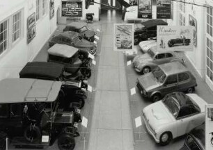 Dresden-Altstadt, Neumarkt. Verkehrsmuseum im Johanneum. Ausstellungshalle Lichthof mit Personenkraftwagen der Ständigen Ausstellung. Blick nach Norden (zum Treppenhaus)