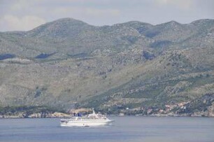 Dubrovnik - Schiff vor der Küste