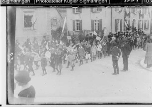 Volksfest Sigmaringen 1924; Kindergruppe beim Festumzug in der Antonstraße; im Hintergrund: Weinhaus Nell