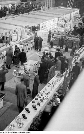 Besucher an Haushaltsgeräte-Ständen der Frühjahrsmesse