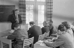 Erich Krawc-Schneider beim Unterricht in der Sorbischen Volkshochschule in Jauernick : Erich Krawc při wuwučowanju na Serbskej ludowej uniwersiće w Jaworniku. Jauernick / Jawornik