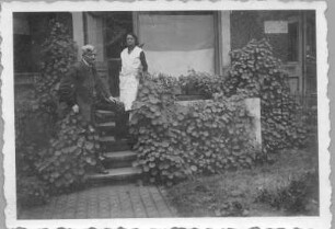Hans und Etha Richter vor dem Aufgang zum Atelier der Bildhauerin in Dresden, Borsbergstraße 11
