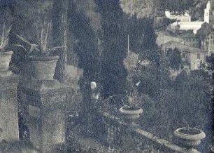 Terrassengarten einer Villa. Treppe mit Steinvasen und Büste (vielleicht an der Küste von Amalfi)