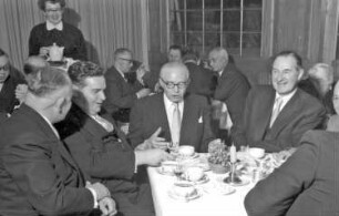 Glotterbad: Kurhaus; Gruppe am Tisch
