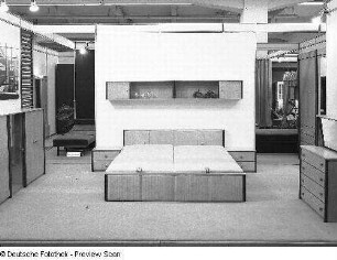 Ausstellungskoje mit Schlafzimmermöbeln des VEB Möbelkombinat Dessau