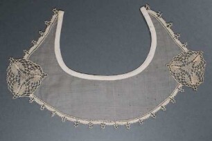 Weißer Batistkragen mit schmetterlingsähnlichen Ornamenten