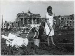 Frauen betreiben Gartenbau am Brandenburger Tor