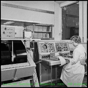 Bedienung eines Mikro-Spektrometers im Institut für Strahlenbiologie (IStB)