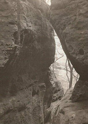 Elbsandsteingebirge. Basteigebiet. Torähnliche Felsenstellung am Zugangsweg von Rathen her