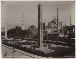 Sultan-Ahmed-Moschee (Blaue Moschee), Istanbul: Außenansicht, Blick vom Hippodrom mit den beiden Obelisken