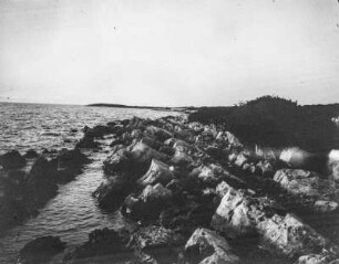 Küste : Blick über die Küstenformation, am linken Bildrand das Meer.