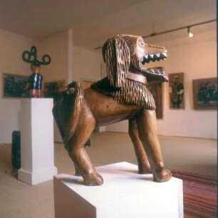 Bayreuth. IWALEWA-Haus. Afrikazentrum. Ausstellungsraum. Holzplastik aus Awka