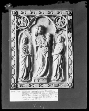 Gipsabguss eines Buchdeckels aus Metall: Madonna mit leuchtertragenden Engeln, 14. Jahrhundert