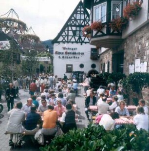 St. Martin. Besucher der traditionellen Weinkerwe