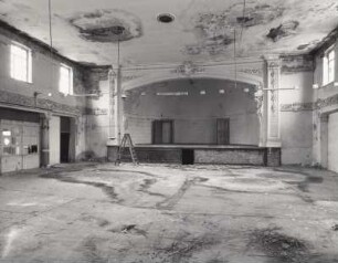 Leipzig, Gasthof Stünz : Leipzig-Sellerhausen-Stünz. Gasthof Stünz, Rudolf-Renner-Straße 30. Ballsaal mit Innenansicht der Bühne