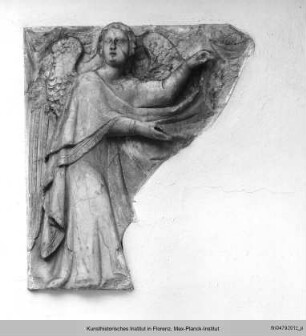Reliefs eines Heiligengrabmals : Vorhanghaltender Engel links