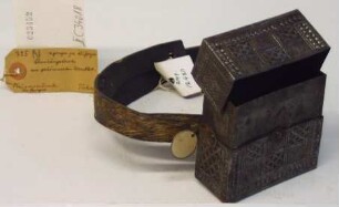 Gürtel mit Metallkasten