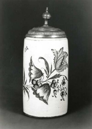 Walzenkrug (mit Deckel). Fayence, mehrfarbig bemalt; H. 24,5 cm. Dresden, um 1775. Dresden: Kunstgewerbemuseum 37440