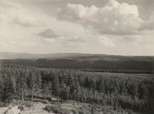 Auersberg (1019 m) südöstlich Eibenstock im Erzgebirge. Blick vom Aussichtsturm in südöstliche Richtung über den Keilberg nach Böhmen