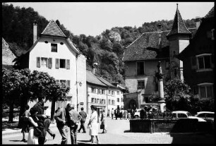 Sainte-Ursanne: Straße mit Brunnen