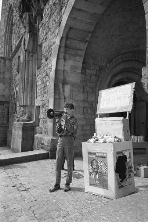 Biafra-Spendenaktion des Christlichen Vereins junger Menschen (CVJM) unter dem Motto "Biafra leidet".