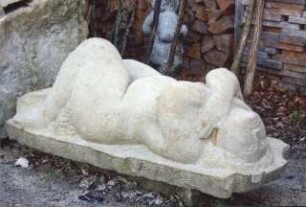 Liegende, Arme verschränkt