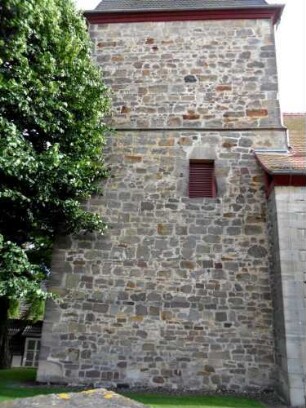 Evangelische Kirche - Kirchturm (gotische Gründung 15 Jhd) von Norden mit alter Luke oder Fenster im Mittelgeschoß sowie Werksteinen im Mauersteinverband