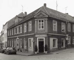 Kamenz, Bautzner Straße 14. Wohnhaus mit Laden (1820?). Eckansicht