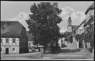 Leuben. Dorfstraße mit Kirche