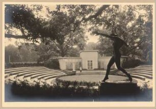 Fotoalbum: Ausstellungsgarten Jubiläums-Gartenbau-Ausstellung 1926, Dresden: Parktheater mit Theatergebäude und Skulptur