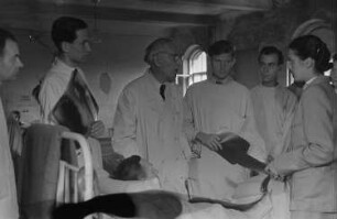 Aufnahmen aus der Charité in Berlin : Professor Theodor Brugsch (3. von links) und Studenten bei der Visite