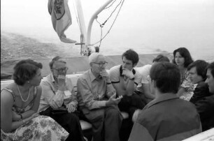 31. Tagung 1981 (29.6.-3.7.) Mediziner; Gruppen bei der Maikäferrede: Runde mit Ehepaar Tinbergen