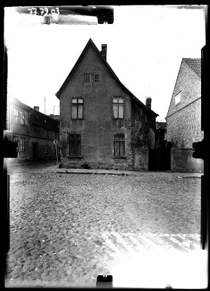 Güstrow, Franz-Parr-Platz/ Ecke Philipp-Brandin-Straße. Wohnhaus. Fassade Franz-Parr-Platz