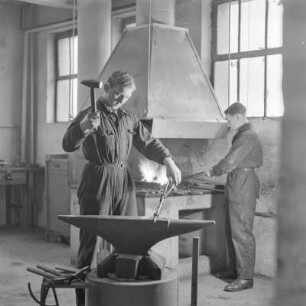 Lehrlinge von Borgward beim Schmieden am Amboss mit Hammer und Zange