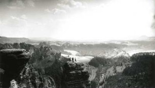 Sächsische Schweiz, Rathener Gebiet. Raaber Kessel. Massiv der Großen Gans und Gipfelkopf der Höllenhundspitze gegen Honigsteine und Amselgrund. Blick nach Osten