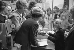 Signierstunde der Schauspielerin und Schriftstellerin Hildegard Knef in der Buchhandlung Buch-Kaiser am Karlsruher Marktplatz