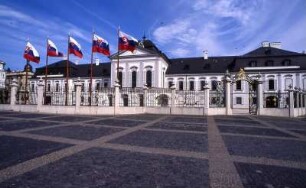 Bratislava - Präsidentenpalast : Präsidentenpalast mit slowakischen Fahnen. Aufgenommen im Zentrum der slowakischen Hauptstadt Bratislava 2001