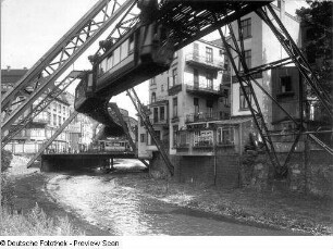 Wuppertal, Schwebebahn : Wuppertal. Trasse der Schwebebahn über der Wupper in einem Bogenabschnitt, vermutlich in Barmen vor der Station Alter Markt