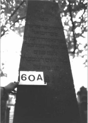 Grabstein 60 (Index: 100081677) Material: Grnit Zustand: gut Maße HxBxT: 208x67x41 cm Beschreibung: Obelisk, getreppter Sockel: Grabstein 60A