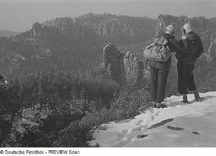 Sächsische Schweiz, Rathener Gebiet. Blick vom Honigsteinmassiv nach Südwest zum Talwächter und Basteimassiv