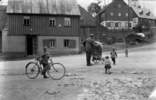 Leierkastenmann an der Häßler-Schneidmühle : dahinter die alte Post am sog. Postberg