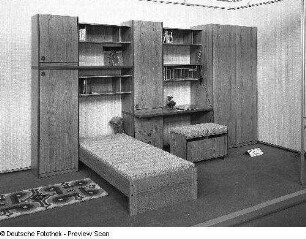 Anbauwand (Modell 5048) mit integrierter Liege : Ausstellungskoje des VEB Möbelkombinat Dresden-Hellerau mit Anbauwand (Modell 5048) mit integrierter Liege