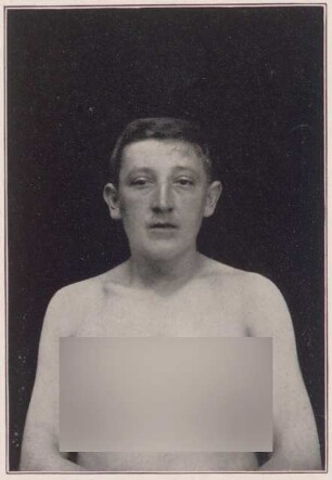 Fotografie eines Mannes mit nacktem Oberkörper
